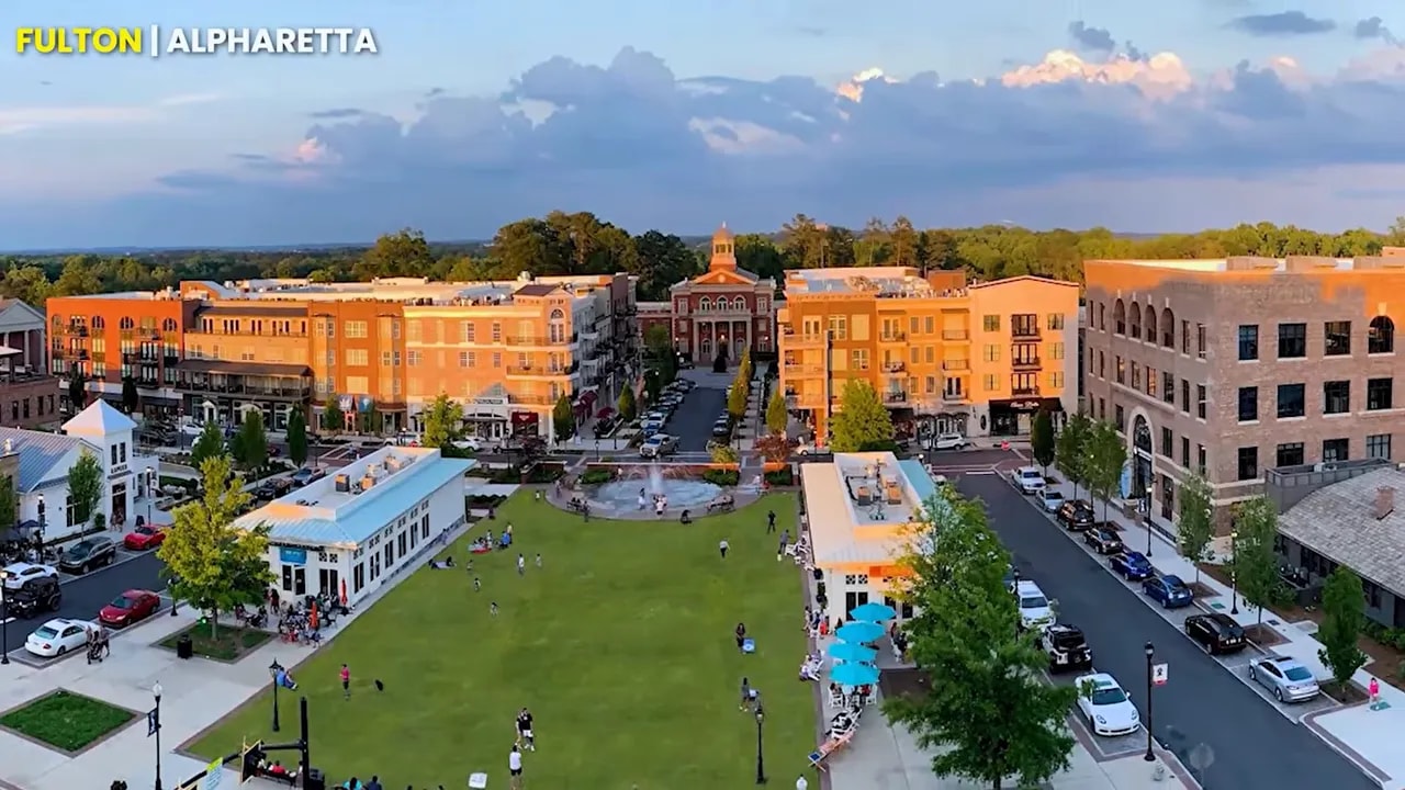 Walkable mixed-use district with restaurants apartments and green space in Alpharetta
